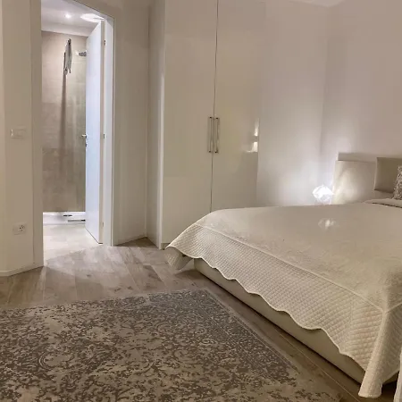 Blue Moon Bed & Breakfast 2*